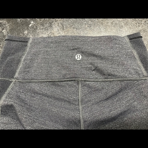 LULULEMON Featherlight 7/8 Tight size 6 - Picture 2 of 16